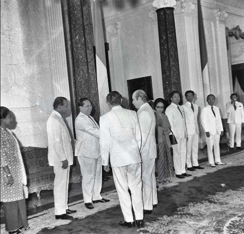 Presiden Soeharto terima surat-surat kepercayaan dari Duta besar Republik Mexico di Istana Merdeka